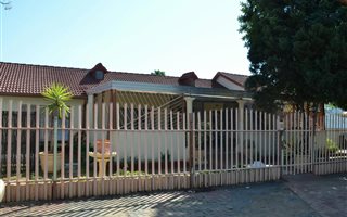 5 Bedroom House in Zinniaville