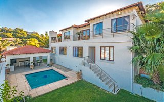 4 Bedroom Cluster in Constantia Kloof