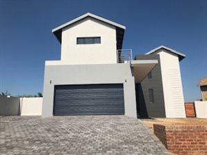 4 Bed House in Mooikloof Equestrian Estate