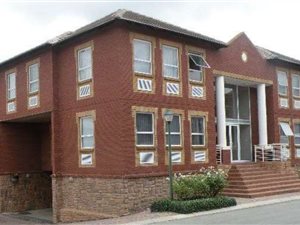 141 m² Commercial space in Maroeladal
