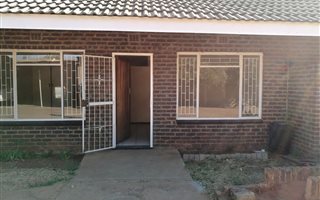 2 Bedroom Flat in Rustenburg Central