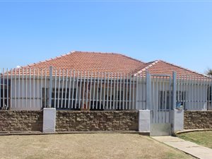 3 Bedroom House in Van Riebeeck Heights