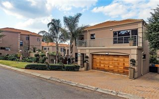 4 Bedroom House in Noordheuwel