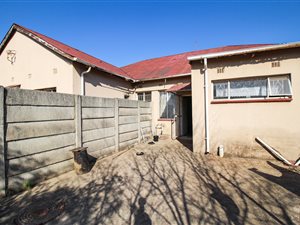 6 Bed House in Modder East