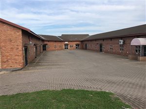 98 m² Commercial space in Alton
