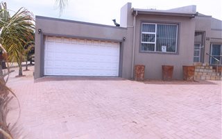 4 Bedroom House in Protea Heights