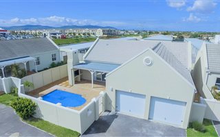 3 Bedroom House in Sunningdale