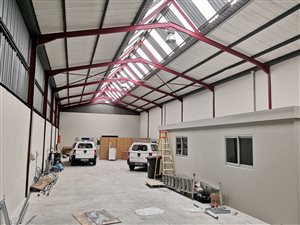 925 m² Industrial space in Okavango Park