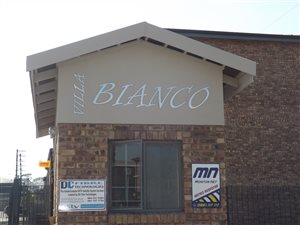 2 Bed Apartment in Rooihuiskraal