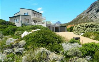 4 Bedroom House in Rooi Els