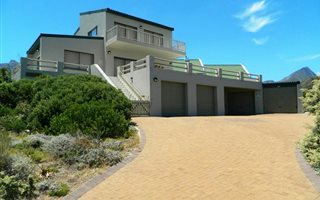 4 Bedroom House in Rooi Els