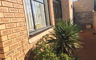 2 Bedroom House in Phiri