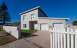 4 Bedroom House in Schoenmakerskop