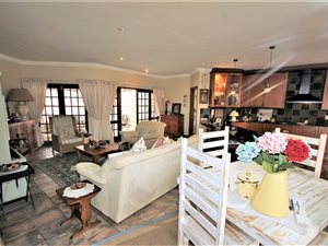4 Bed Townhouse in Bonza Bay