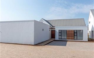 3 Bedroom House in Emberton Estate