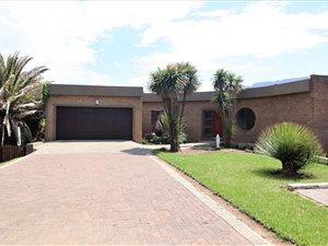 4 Bed House in Bergsig