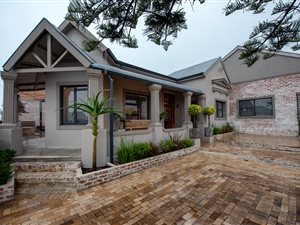 6 Bed House in Walmer Estate
