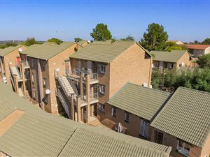 2 Bedroom Apartment in Die Hoewes