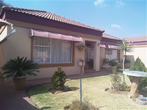 2 Bed Townhouse in Vanderbijlpark CE2