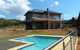2 Bedroom Townhouse in Broederstroom