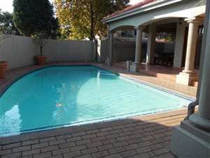2 Bed Apartment in Pineslopes