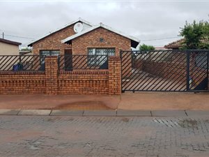 2 Bed House in Etwatwa