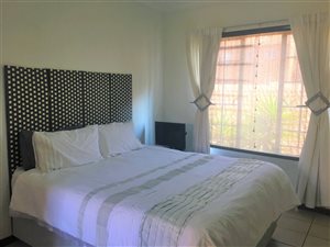 2 Bed Apartment in Die Hoewes