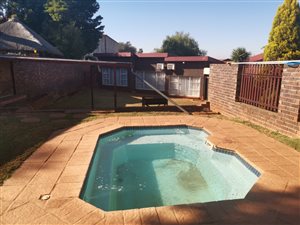 3 Bed Simplex in Roodekrans