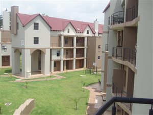 2 Bed Apartment in Zwartkop Golf Estate