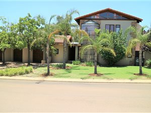 4 Bed House in Blue Valley Golf Estate