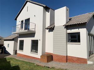 4 Bed House in Country View Estate