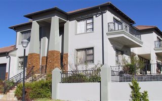 5 Bedroom House in Blue Valley Golf Estate