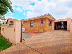 3 Bed House in Protea North