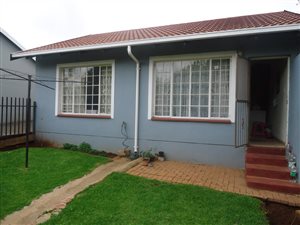 2 Bed Apartment in Roodepoort West