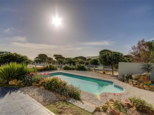 6 Bed House in Sir Lowrys and surrounds