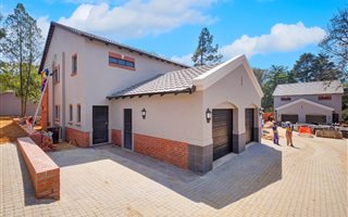 2 Bedroom Apartment in Bryanston