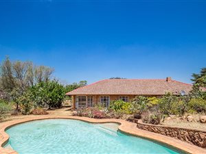 4 Bedroom House in Kloofendal