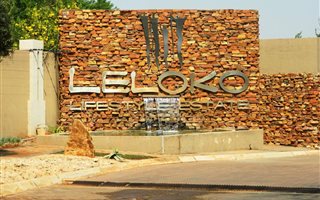 1080 m² Land available in Leloko