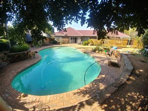 6 Bed House in Constantia Park