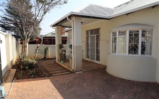 2 Bedroom House in Kensington