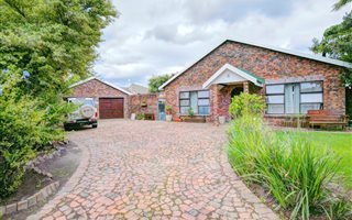 4 Bedroom House in Loerie Park