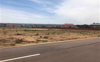 1083 m² Land available in Louwlardia