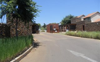 856 m² Land available in Country View Estate