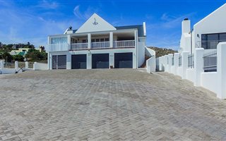 5 Bedroom House in St Helena Bay