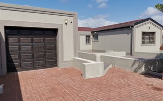 4 Bedroom House in Zeekoevlei
