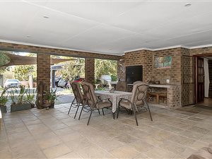 4 Bed House in Bromhof