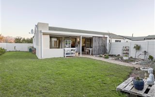 2 Bedroom Townhouse in Land en Zeezicht