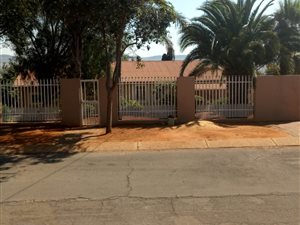4 Bedroom House in Kwaggasrand