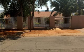 4 Bedroom House in Kwaggasrand