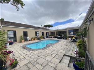 4 Bed House in Meadowridge